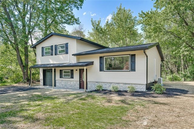 6967 Tamarack Drive, Hubbard, OH 44425