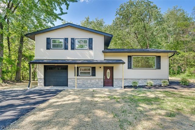 6967 Tamarack Drive, Hubbard, OH 44425