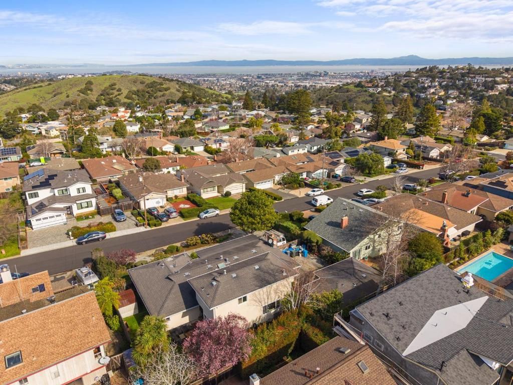 Image 27 of property listing at 2725 Belmont Canyon, Belmont, CA 94002