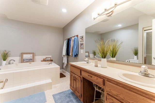 10202 Brookcrest Drive, Evansville, IN 47711
