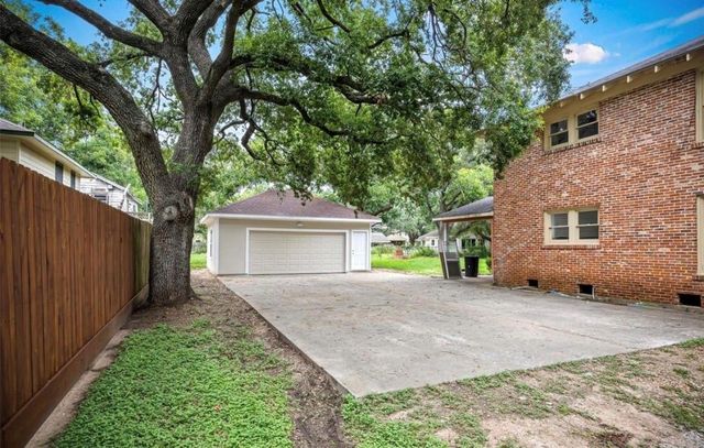 212 W Alabama Street, Wharton, TX 77488
