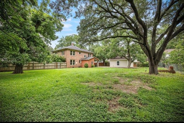 212 W Alabama Street, Wharton, TX 77488