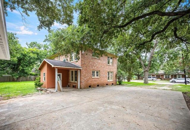 212 W Alabama Street, Wharton, TX 77488