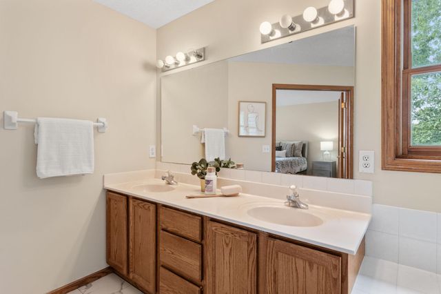 547 Abbey Way, Mendota Heights, MN 55120