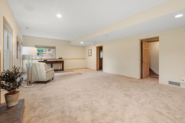547 Abbey Way, Mendota Heights, MN 55120