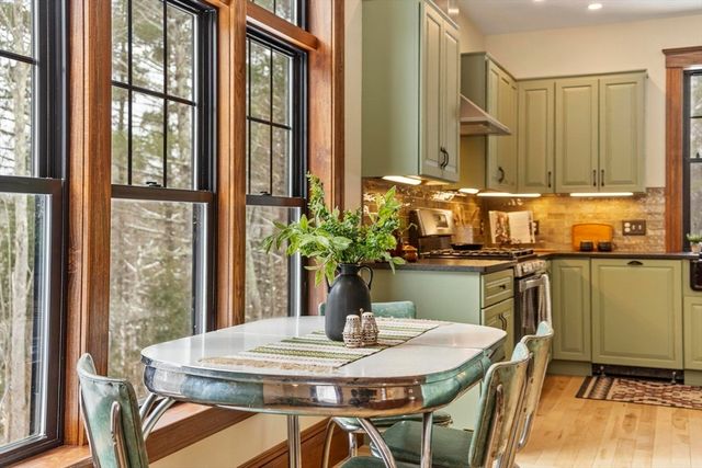 275 Crawford Rd, Oakham, MA 01068