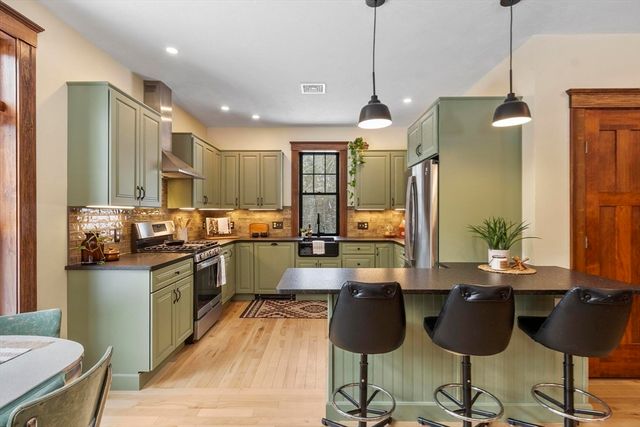 275 Crawford Rd, Oakham, MA 01068