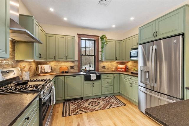 275 Crawford Rd, Oakham, MA 01068