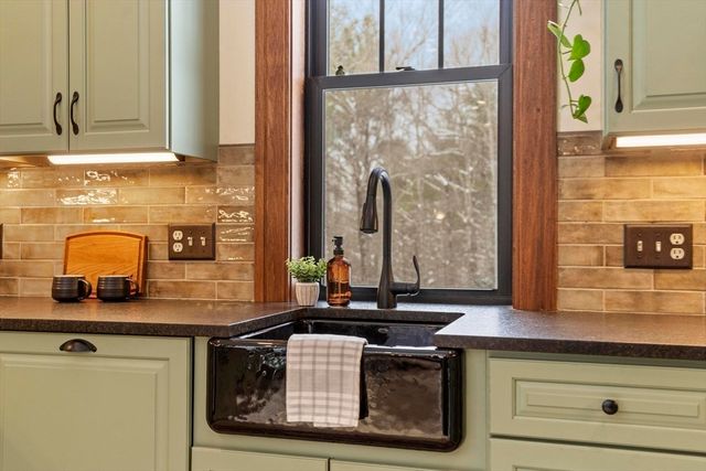 275 Crawford Rd, Oakham, MA 01068