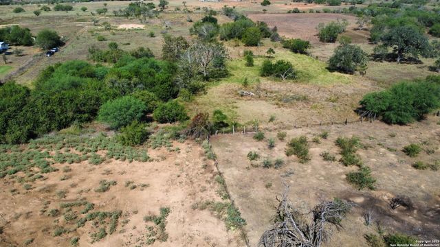 116 Tecolote Ln, Floresville, TX 78114