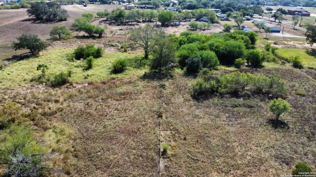 116 Tecolote Ln, Floresville, TX 78114