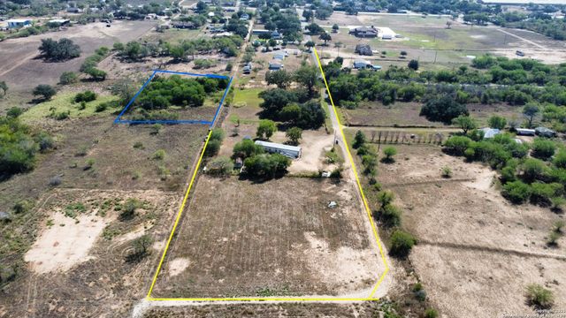 116 Tecolote Ln, Floresville, TX 78114