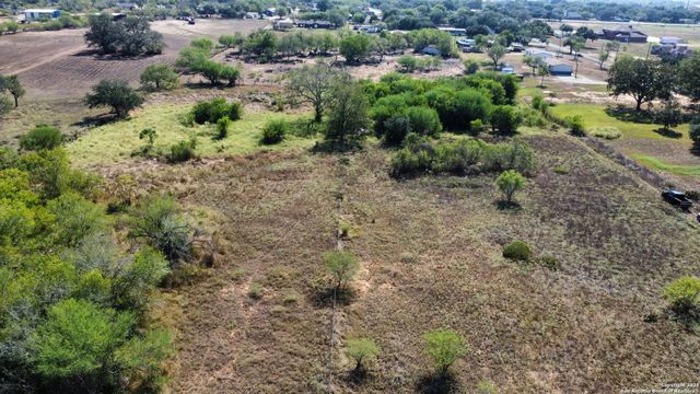 116 Tecolote Ln, Floresville, TX 78114