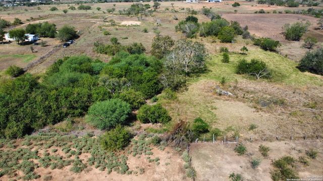 116 Tecolote Ln, Floresville, TX 78114