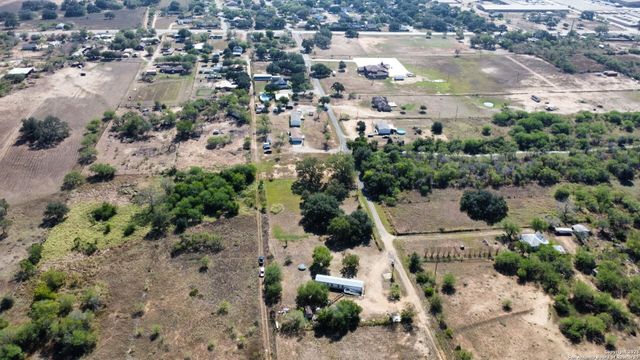 116 Tecolote Ln, Floresville, TX 78114