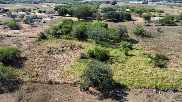 116 Tecolote Ln, Floresville, TX 78114