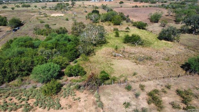 116 Tecolote Ln, Floresville, TX 78114