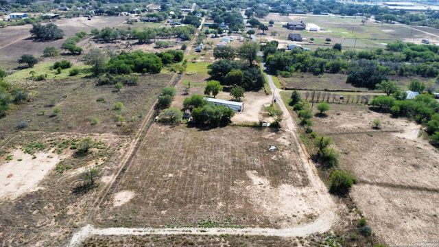 116 Tecolote Ln, Floresville, TX 78114