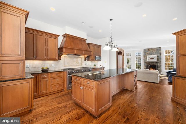 1205 TOWLSTON RD, Great Falls, VA 22066