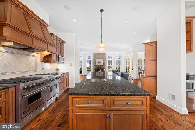 1205 TOWLSTON RD, Great Falls, VA 22066