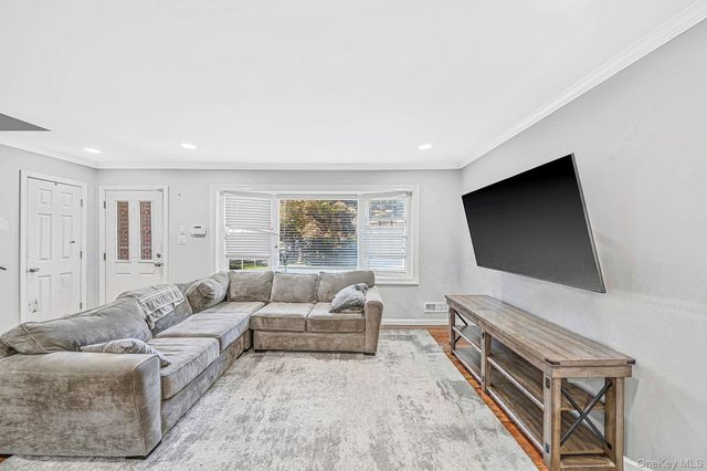 6 Otsego Place, Commack, NY 11725