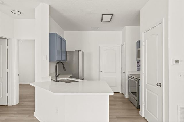 18006 VILLA CREEK DRIVE, Tampa, FL 33647