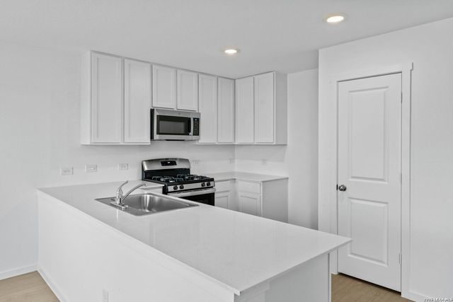 12727 Kathleen St, St Hedwig, TX 78152