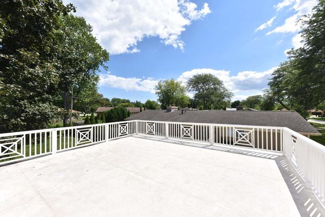 7530 N Fairchild ROAD, Fox Point, WI 53217