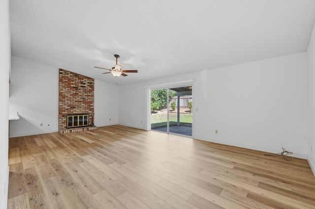 1515 Crestmont Ave, Roseville, CA 95661