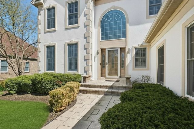 36 Tournament Drive S, Hawthorn Woods, IL 60047