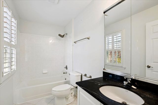 36 Tournament Drive S, Hawthorn Woods, IL 60047