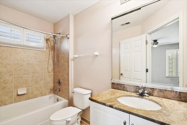 36 Tournament Drive S, Hawthorn Woods, IL 60047