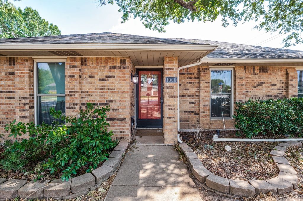 1900 Oakbluff Drive, Carrollton, TX 75007 — photo 2