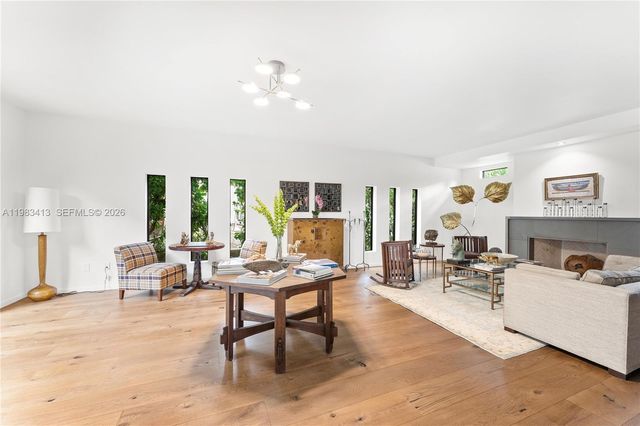 1277 N Venetian Way, Miami, FL 33139