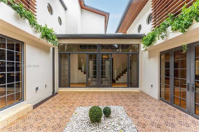 1277 N Venetian Way, Miami, FL 33139