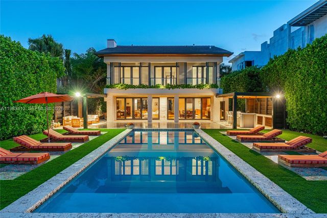 1277 N Venetian Way, Miami, FL 33139