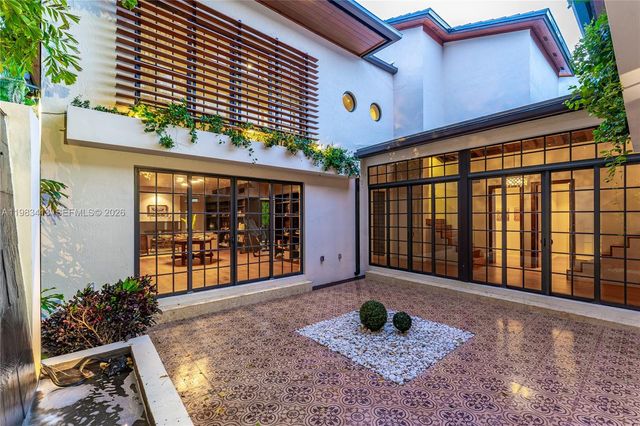 1277 N Venetian Way, Miami, FL 33139