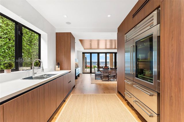 1277 N Venetian Way, Miami, FL 33139