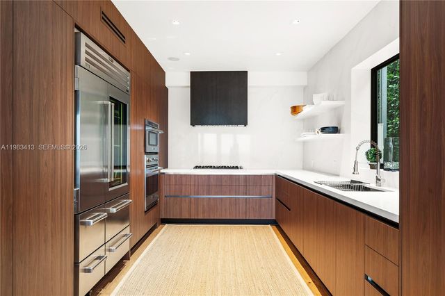 1277 N Venetian Way, Miami, FL 33139