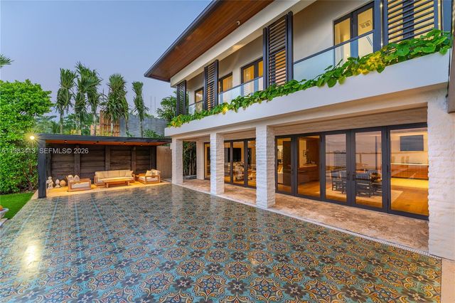 1277 N Venetian Way, Miami, FL 33139