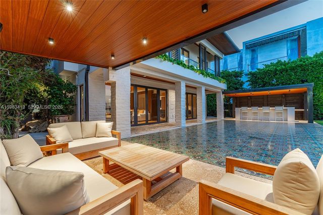 1277 N Venetian Way, Miami, FL 33139