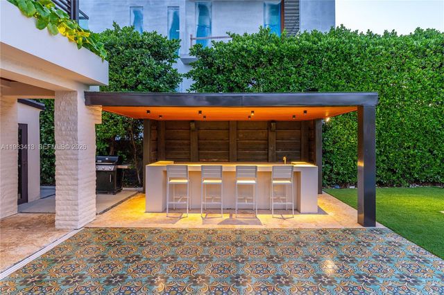 1277 N Venetian Way, Miami, FL 33139