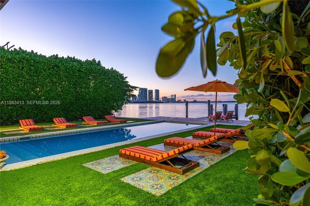 1277 N Venetian Way, Miami, FL 33139