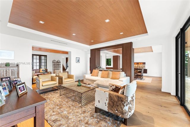 1277 N Venetian Way, Miami, FL 33139