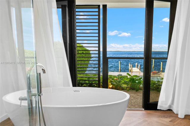 1277 N Venetian Way, Miami, FL 33139