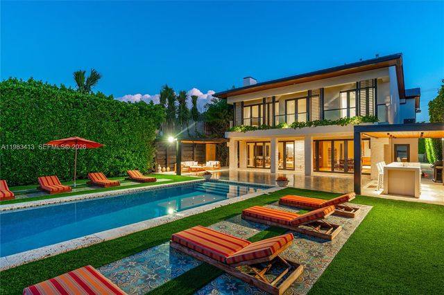 1277 N Venetian Way, Miami, FL 33139