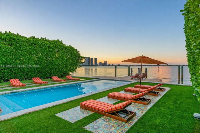 1277 N Venetian Way, Miami, FL 33139