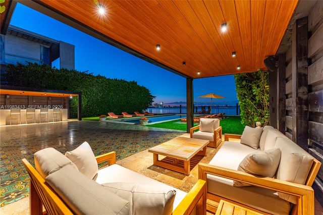 1277 N Venetian Way, Miami, FL 33139