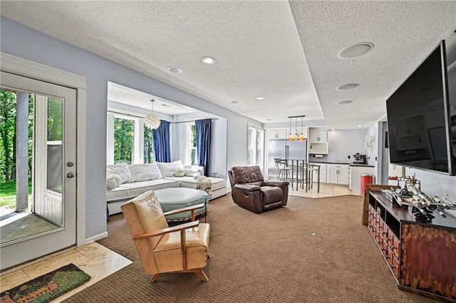 6730 Meyers Circle, Parkville, MO 64152
