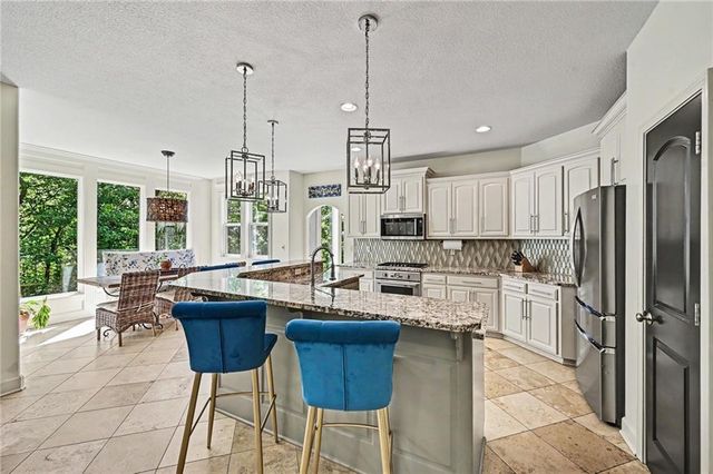 6730 Meyers Circle, Parkville, MO 64152
